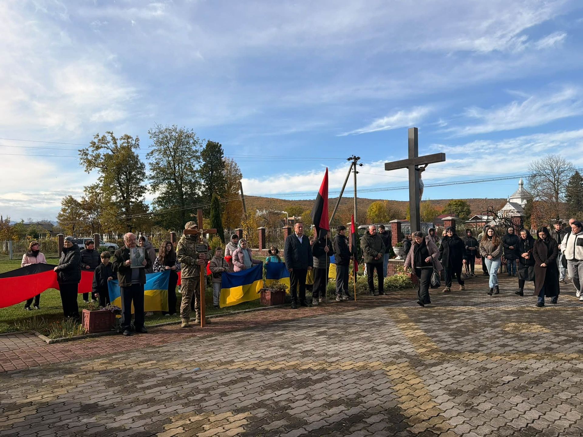У Надвірній провели в останню путь воїна Дмитра Цимбалюка 8