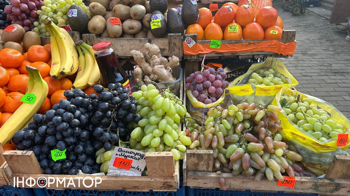 Скільки коштують фрукти на ринку в Коломиї наприкінці жовтня 2