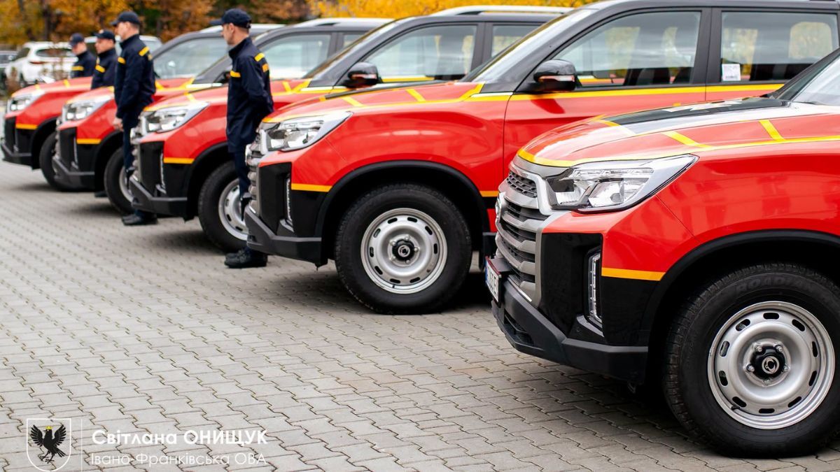 Прикарпатські рятувальники отримали 10 нових автомобілів