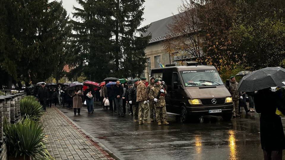 У Матеївецькій громаді відбулося прощання із воїном Василем Петруком 4