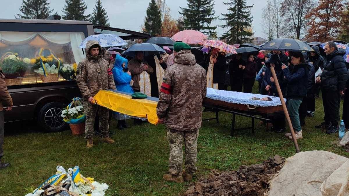 У Матеївецькій громаді відбулося прощання із воїном Василем Петруком 5