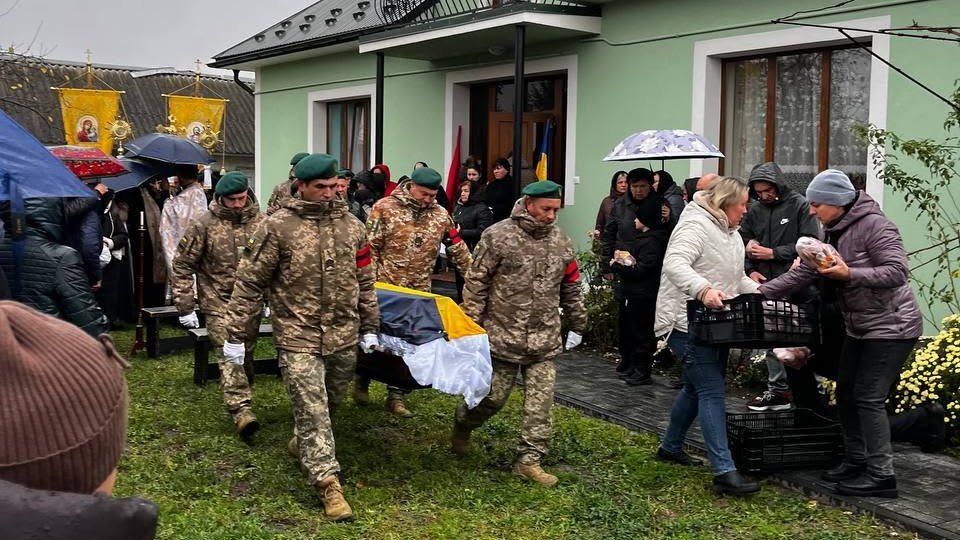 У Матеївецькій громаді відбулося прощання із воїном Василем Петруком 3