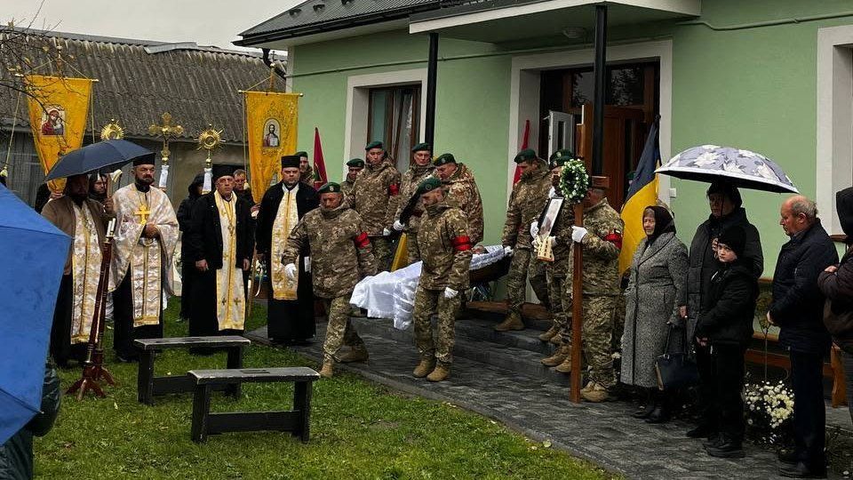 У Матеївецькій громаді відбулося прощання із воїном Василем Петруком 2