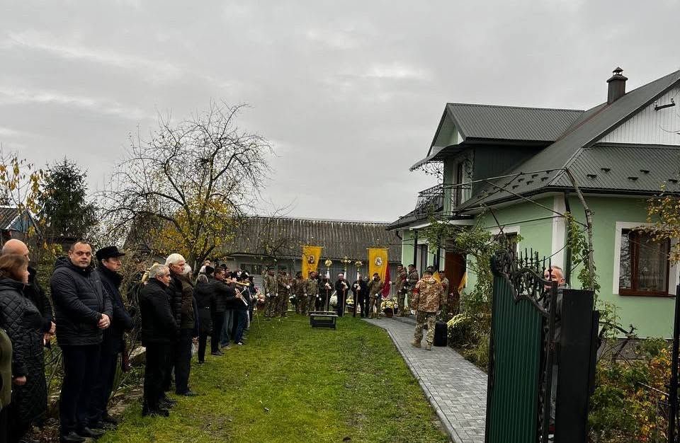 У Матеївецькій громаді відбулося прощання із воїном Василем Петруком 1