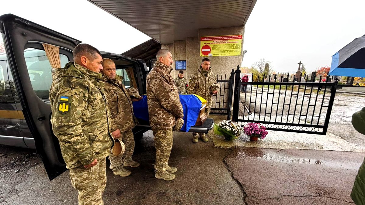 В останню дорогу на Надвірнянщині провели воїна Андрія Салахова 6