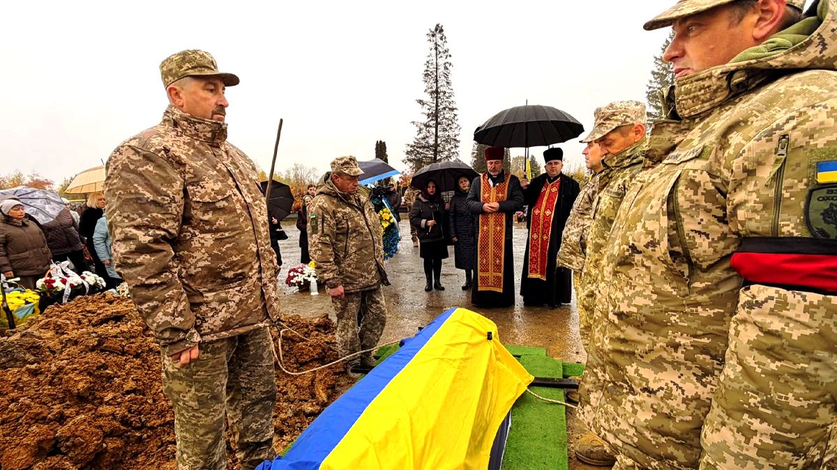 В останню дорогу на Надвірнянщині провели воїна Андрія Салахова 5
