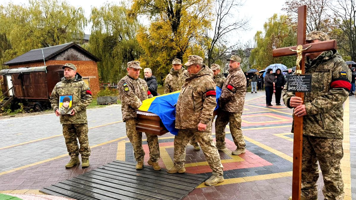 В останню дорогу на Надвірнянщині провели воїна Андрія Салахова 2