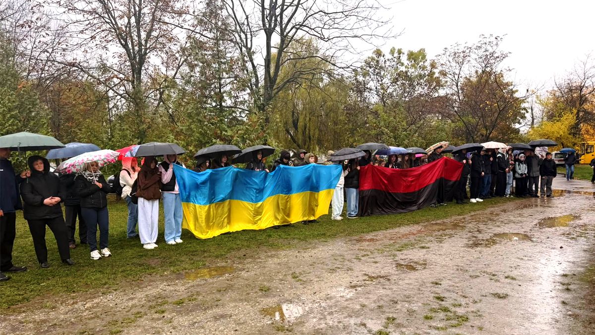 В останню дорогу на Надвірнянщині провели воїна Андрія Салахова 1