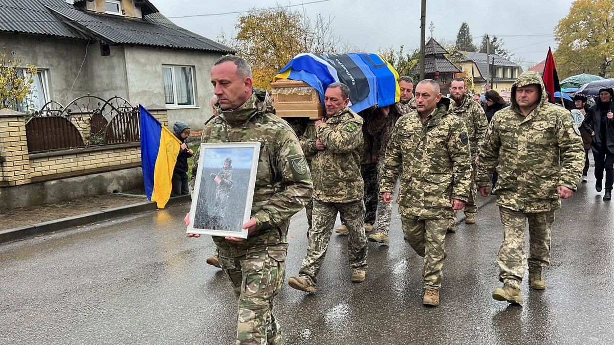 На Косівщині та Коломийщині зустріли скорботний кортеж воїна Олега Солоненка 11