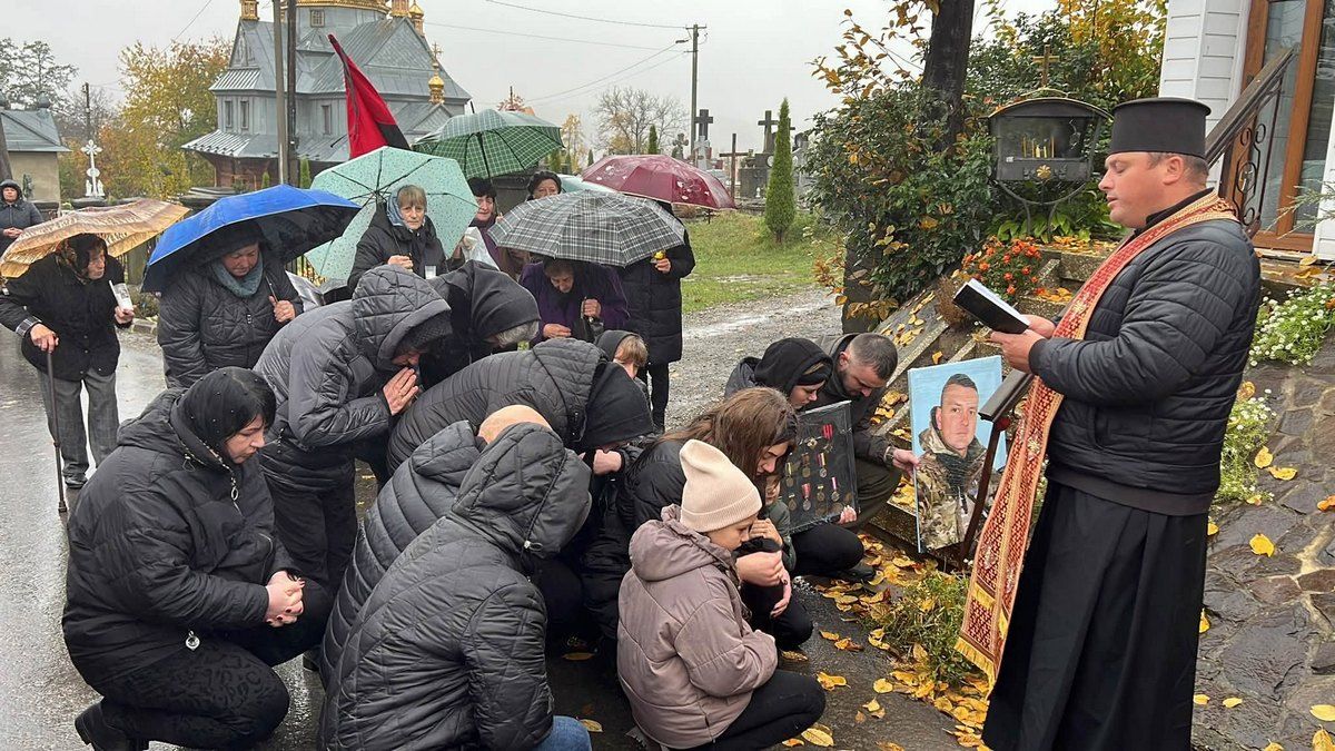 На Косівщині та Коломийщині зустріли скорботний кортеж воїна Олега Солоненка 9