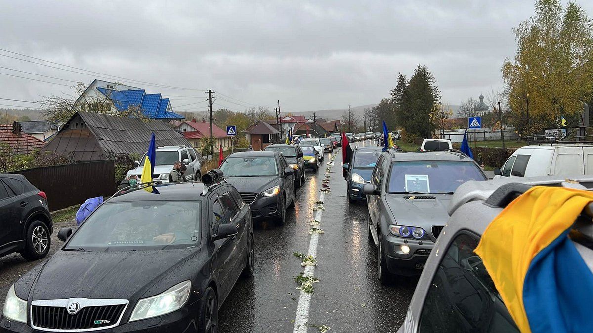 На Косівщині та Коломийщині зустріли скорботний кортеж воїна Олега Солоненка 8