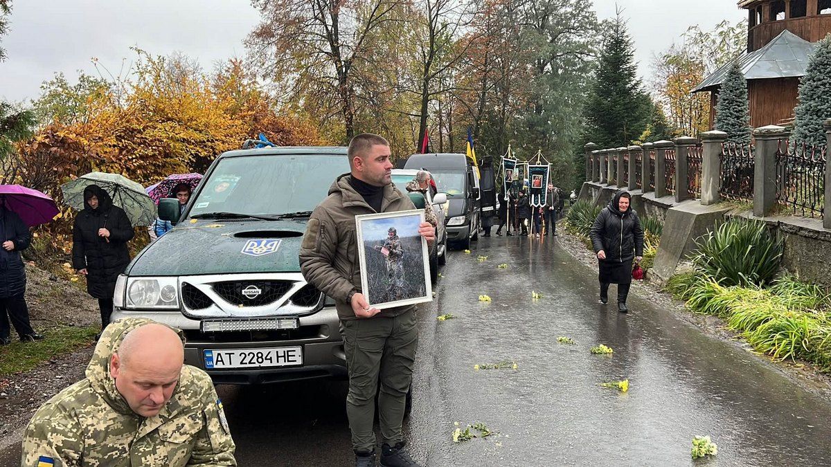 На Косівщині та Коломийщині зустріли скорботний кортеж воїна Олега Солоненка 7