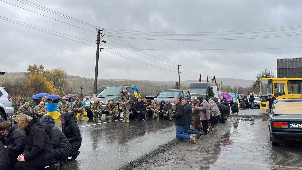 На Косівщині та Коломийщині зустріли скорботний кортеж воїна Олега Солоненка 6