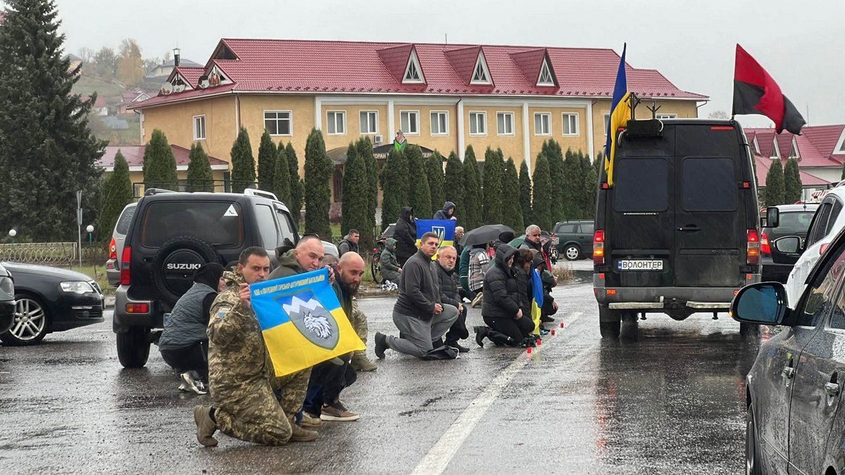 На Косівщині та Коломийщині зустріли скорботний кортеж воїна Олега Солоненка 5