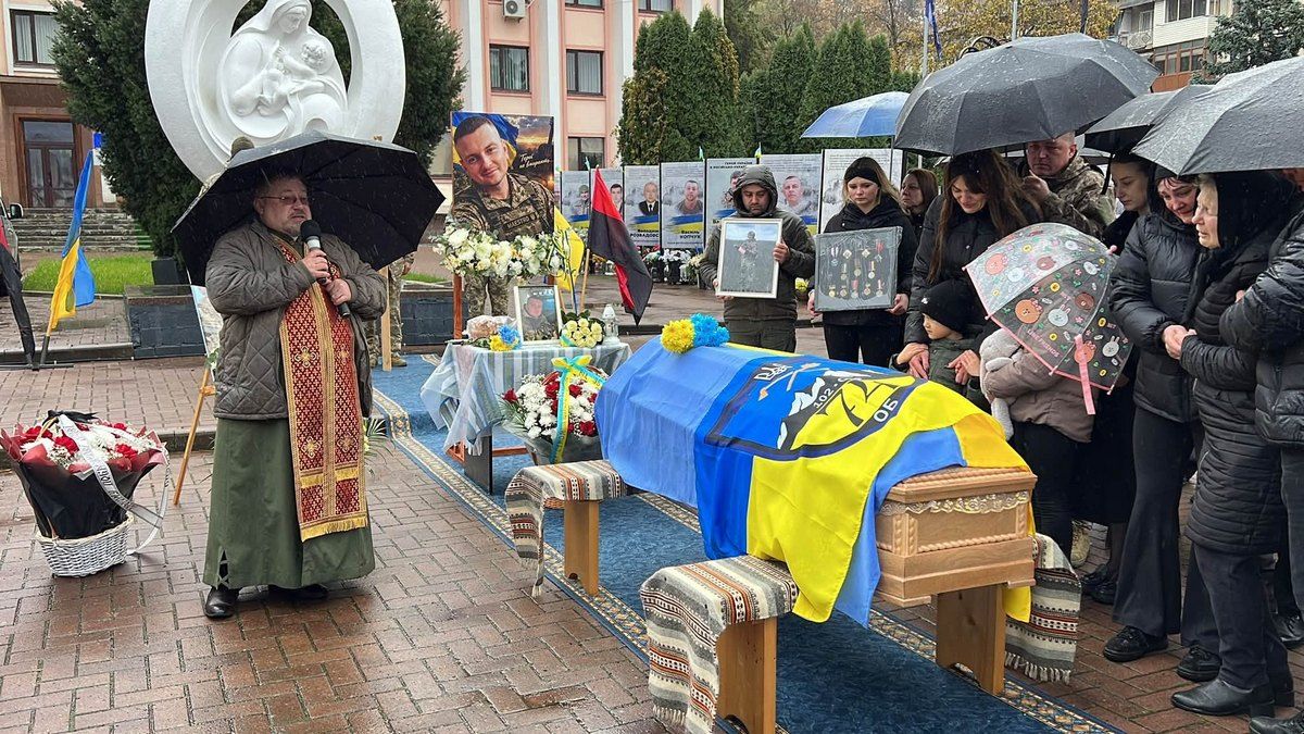 На Косівщині та Коломийщині зустріли скорботний кортеж воїна Олега Солоненка 3