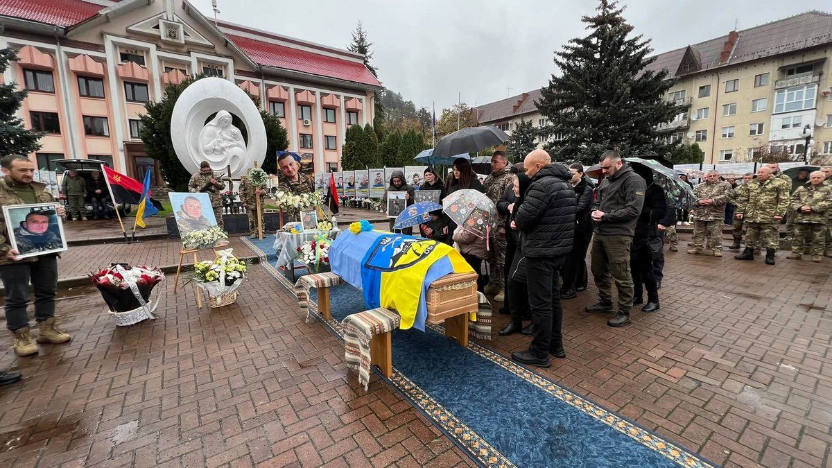 На Косівщині та Коломийщині зустріли скорботний кортеж воїна Олега Солоненка 2