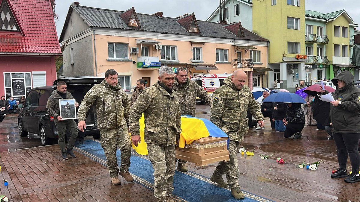 На Косівщині та Коломийщині зустріли скорботний кортеж воїна Олега Солоненка 1