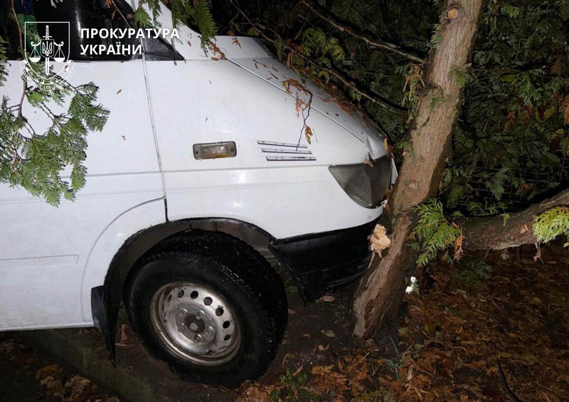 Нетвереза прикарпатка викрала мікроавтобус з-під лікарні та одразу потрапила в ДТП 1