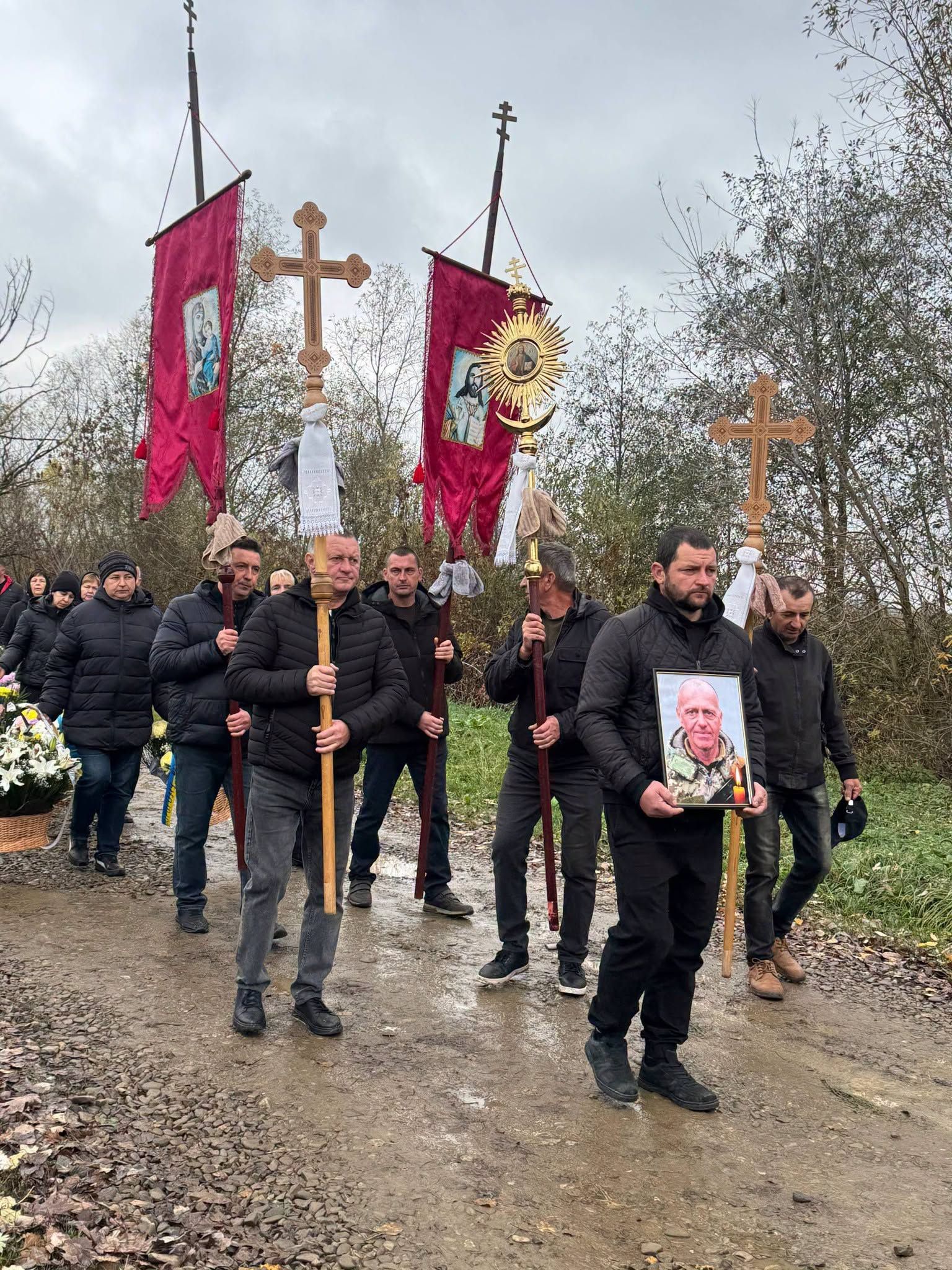 На Коломийщині зустріли скорботний кортеж полеглого захисника Петра Гереджука 3