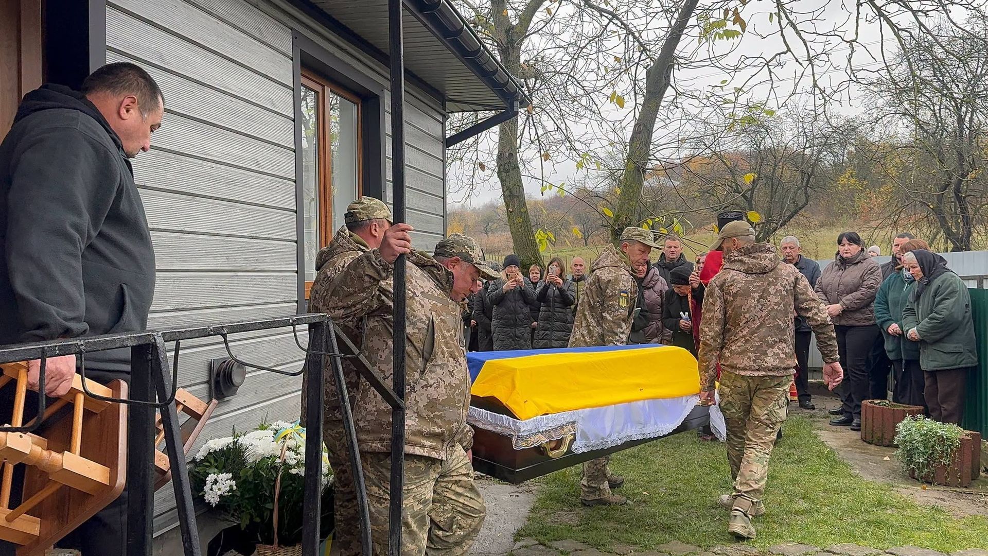 На Коломийщині зустріли скорботний кортеж полеглого захисника Петра Гереджука 8