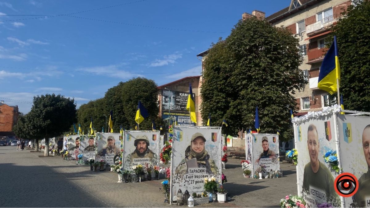 У Надвірній невідомі крадуть лампадки біля памʼятних банерів полеглим Героям