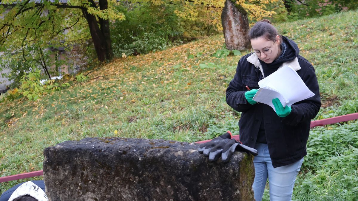 У Косові знайшли унікальний надгробок XVII століття на єврейському цвинтарі 5