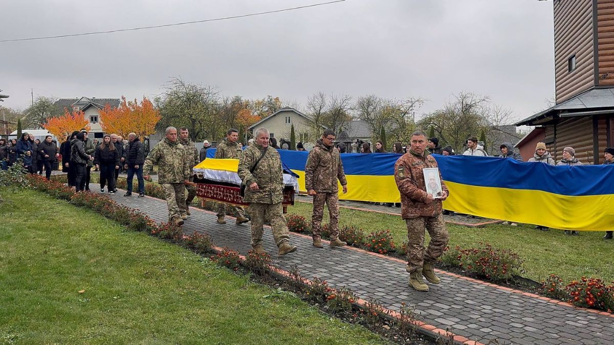 Печеніжинська громада провела в останню дорогу воїна Петра Гереджука 5