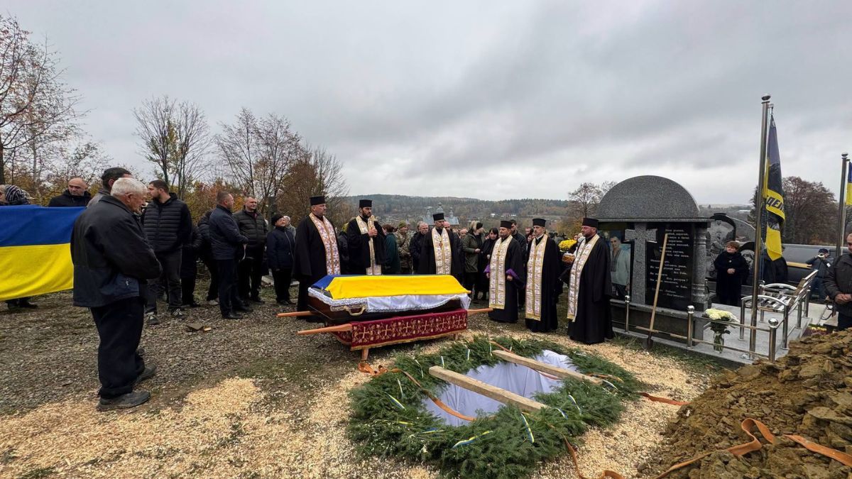 Печеніжинська громада провела в останню дорогу воїна Петра Гереджука 8