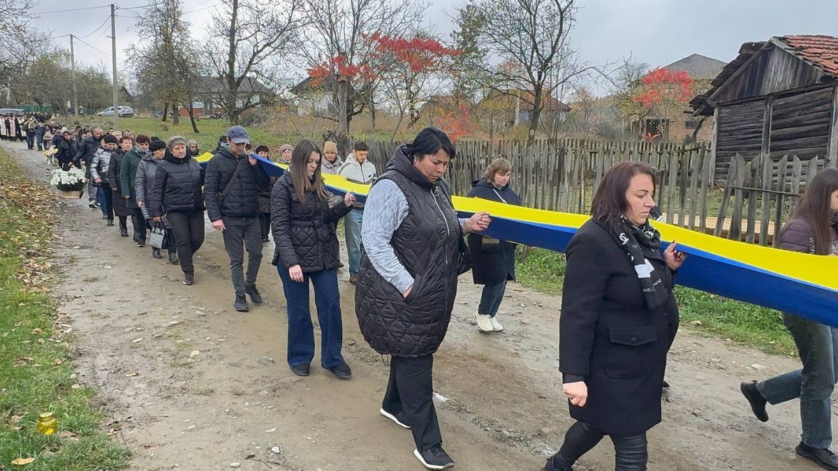 Печеніжинська громада провела в останню дорогу воїна Петра Гереджука 4