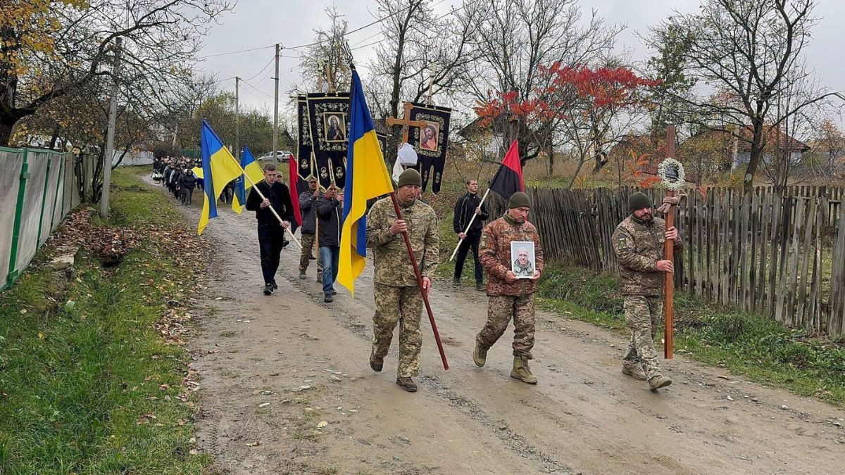 Печеніжинська громада провела в останню дорогу воїна Петра Гереджука 3