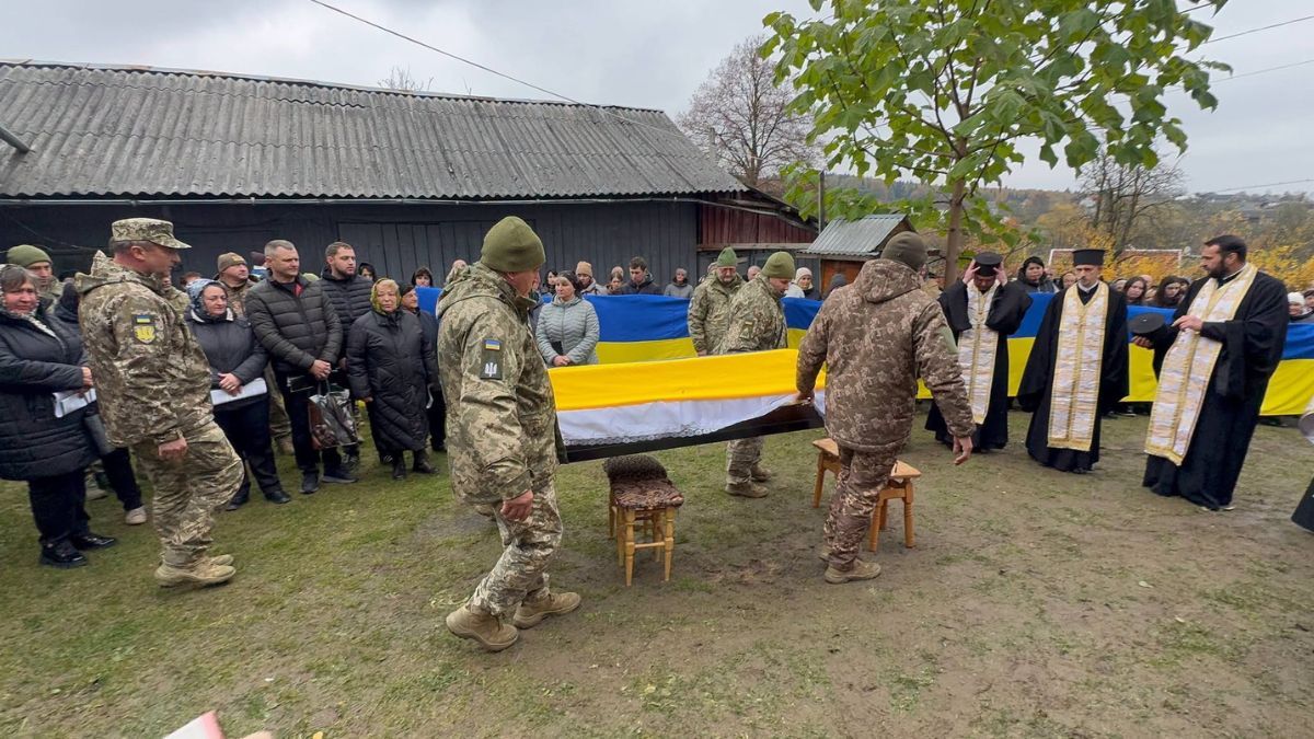 Печеніжинська громада провела в останню дорогу воїна Петра Гереджука 2