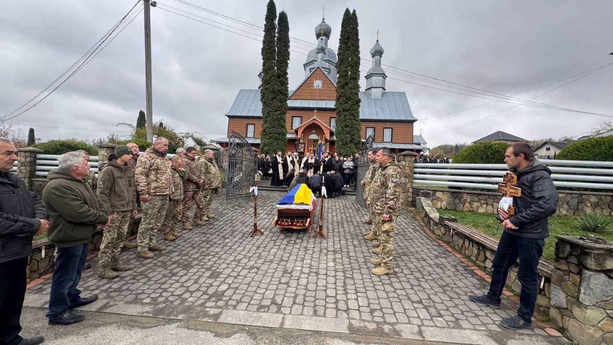 Печеніжинська громада провела в останню дорогу воїна Петра Гереджука 6