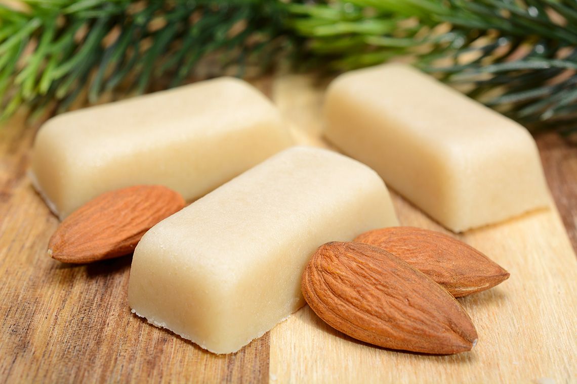 Іноді розповідають, що марципан був винайдений як ліки від душевних розладів, оскільки благотворно впливає на нервову систему