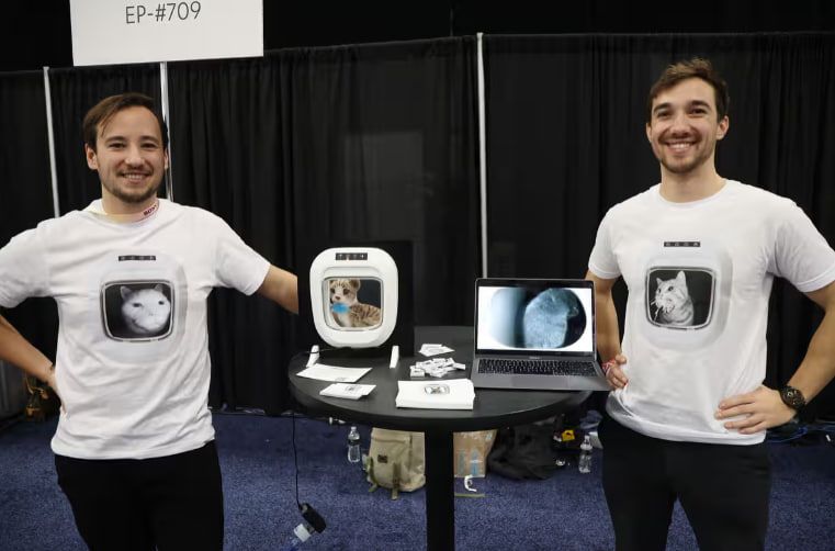 Олівер Відлер та Денис Відлер демонструють Flappie AI на виставці Олівер Відлер та Денис Відлер демонструють Flappie AI на виставці