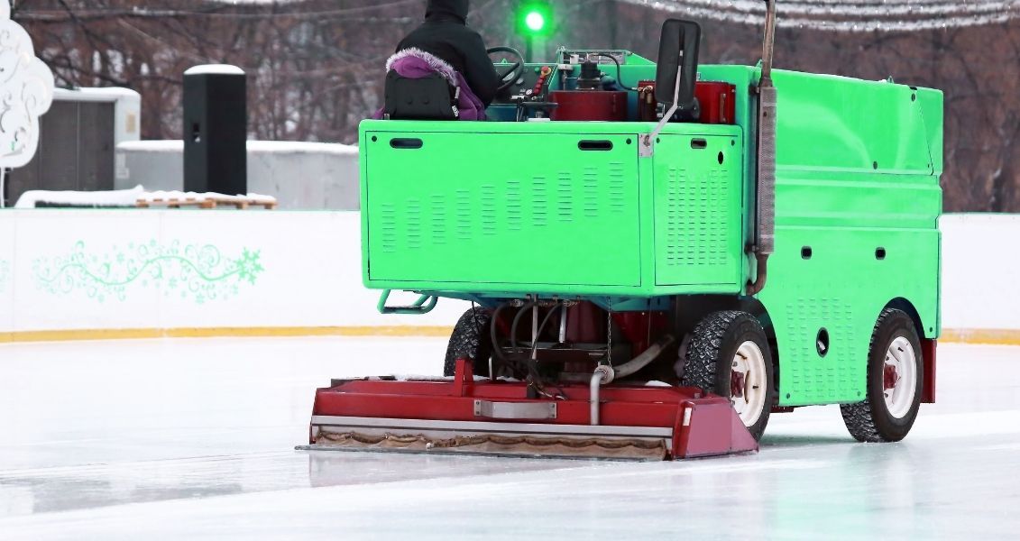 Відзначають це свято в приємній компанії, на льоду, насолоджуючись легким ковзанням.