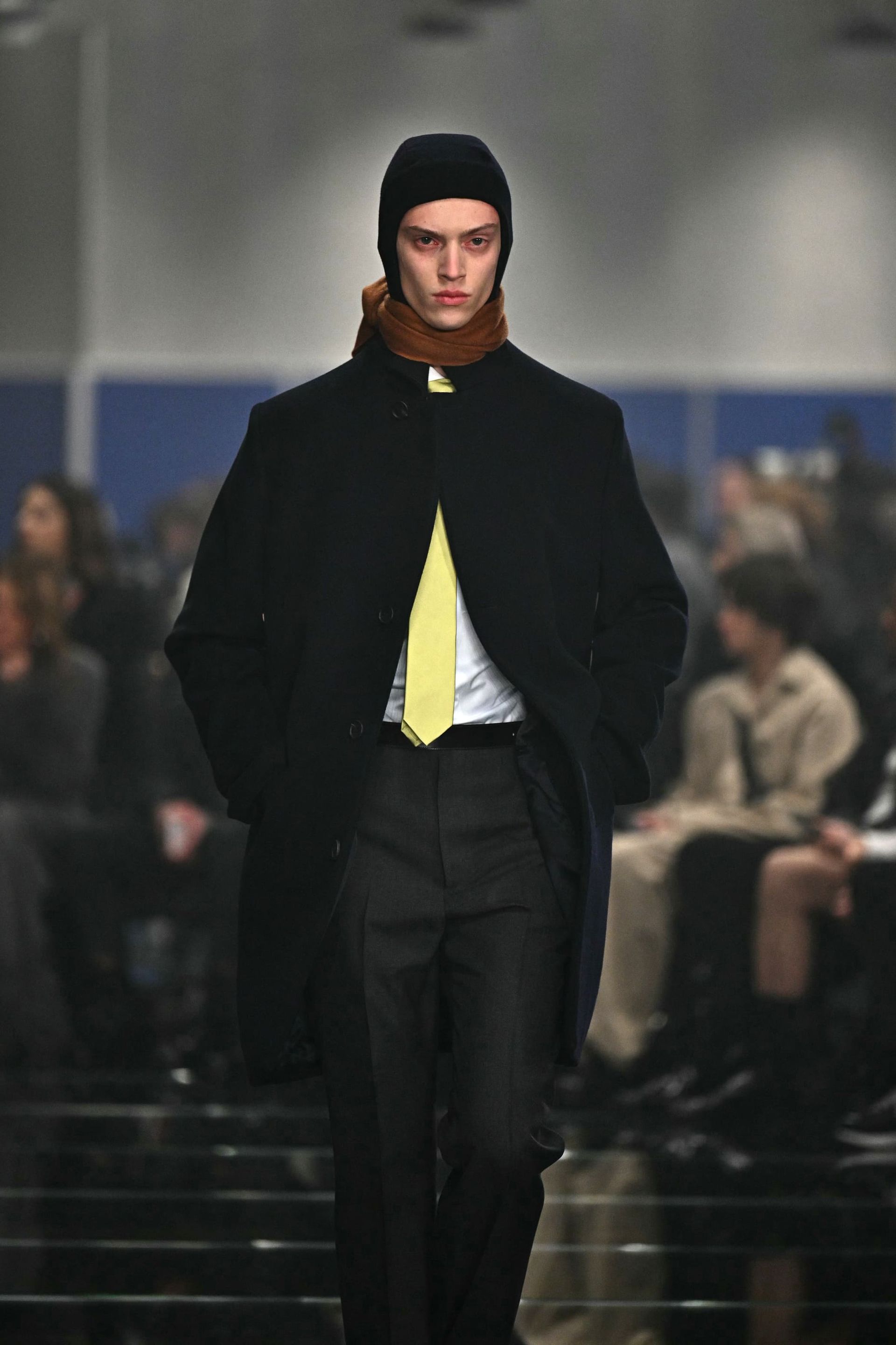 Колекція складається з оверсайзних силуетів офісних костюмів та твідових пальт Колекція складається з оверсайзних силуетів офісних костюмів та твідових пальт