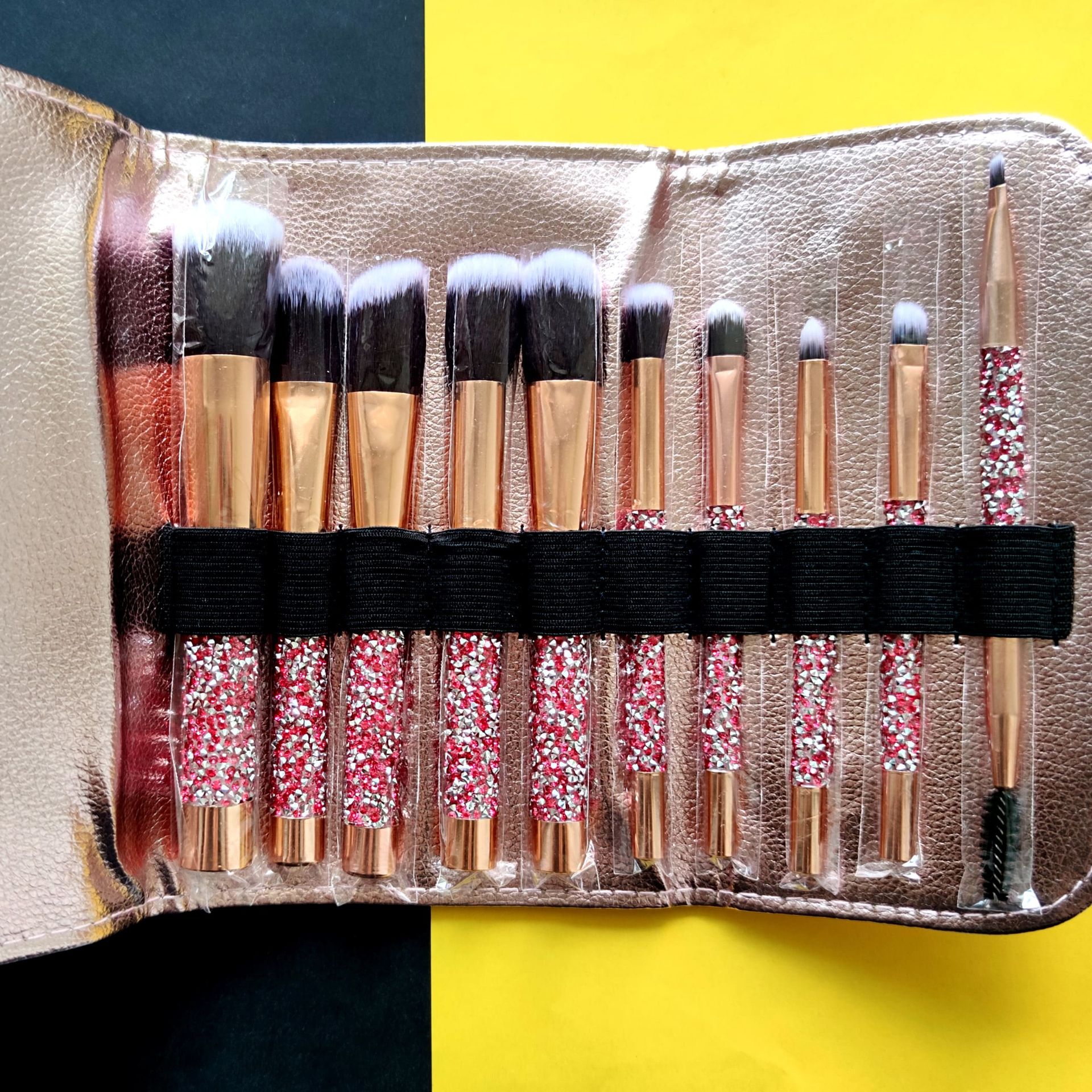 В жодному разі не вкладайте в косметичку ще вологі пензлі й спонжі!