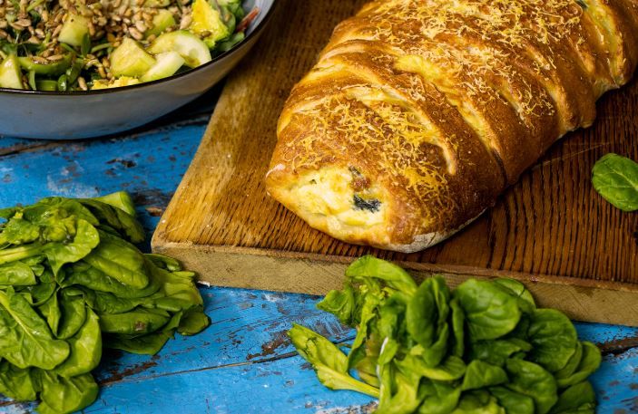 Стромбол готовится из тонкого теста для пиццы, а начинку из сыров можно менять!