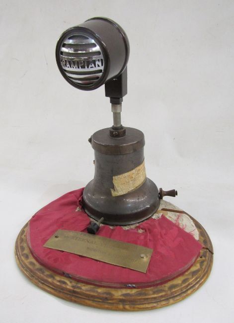 Микрофон, который Черчилль использовал, когда говорил о победе Микрофон, который Черчилль использовал, когда говорил о победе