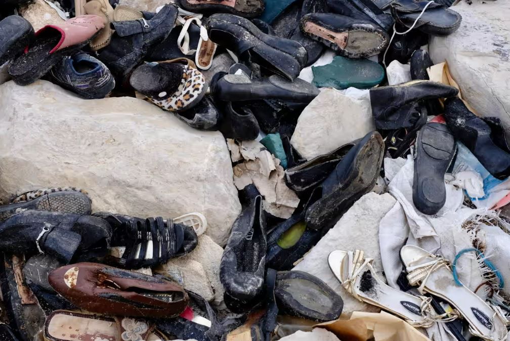 На берег океана вынесло кучу старой обуви. 