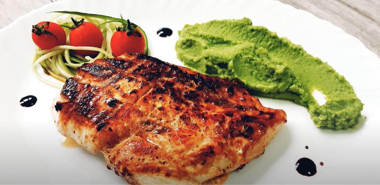 Куриный стейк получается очень сочным и нежным одновременно!