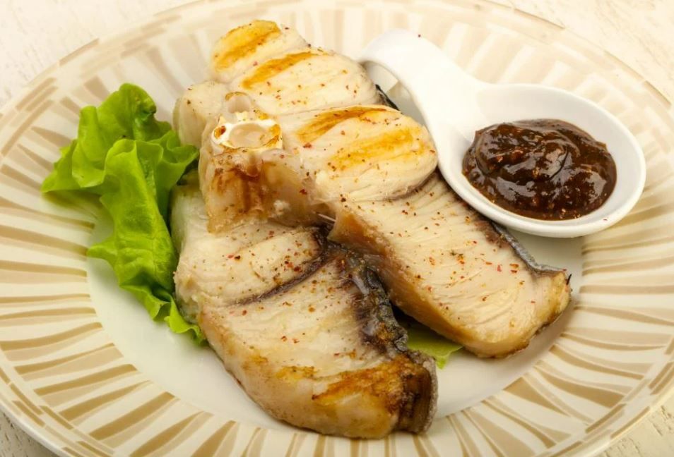 Стейк зубатки перед маринованием следует разморозить.