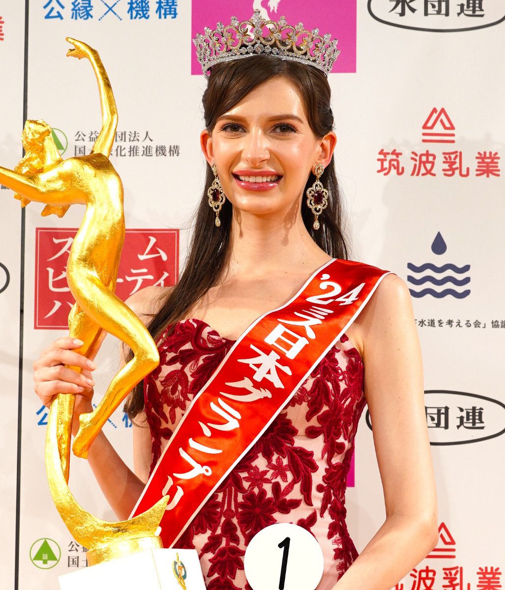 Недавно коронованная "Мисс Япония"