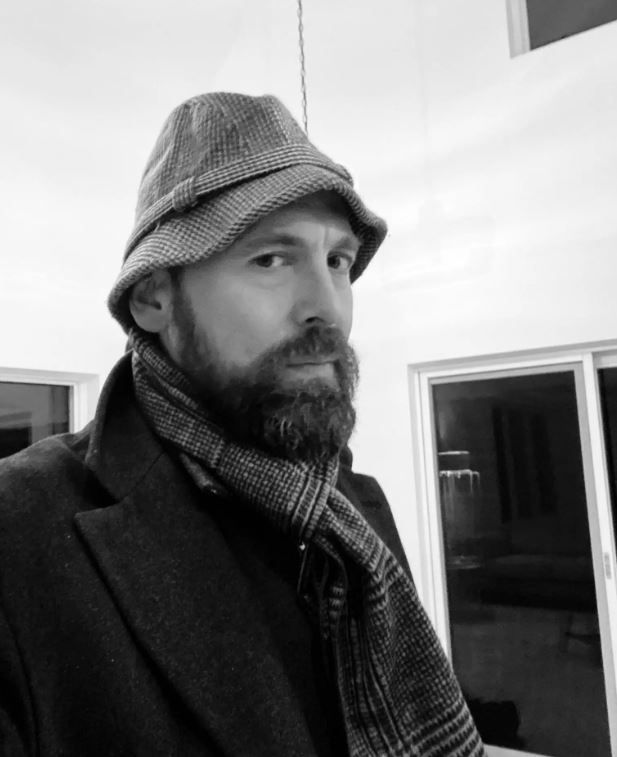 Джон Бонафеде заявив у позові, що чиновники МоМА «заплющували очі» на напади та створили вороже робоче середовище.