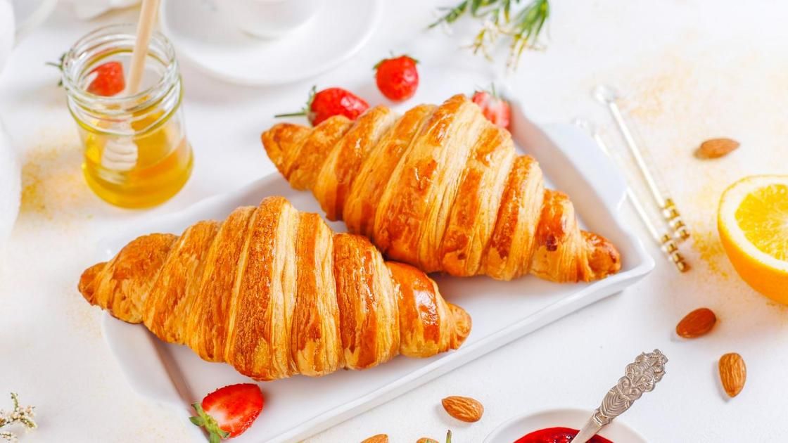 Круасан - це ідеальні ласощі, одночасно м'які і пухнасті. Через шари створюється враження, що Ви розгортаєте смачний подарунок