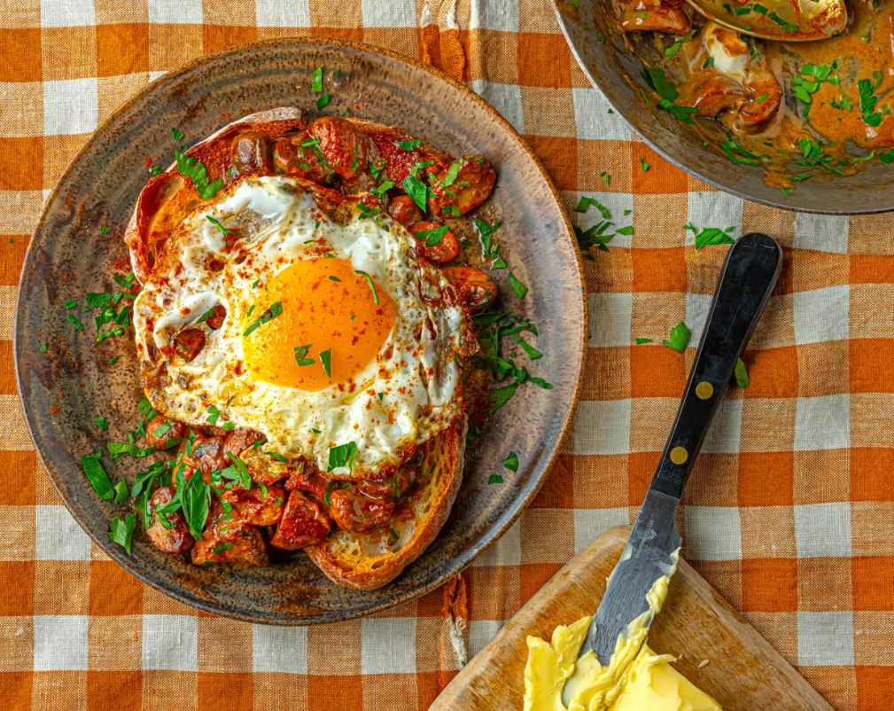 Тост з яєчнею та перерицями готується зі знайомих продуктів. але звучить по-новому!