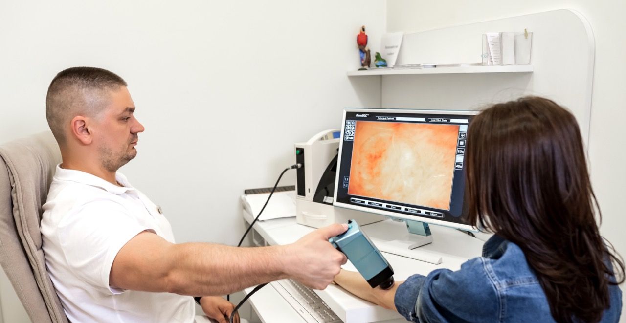 Дерматоскопія діагностує новоутворення на шкірі. Дерматоскопія діагностує новоутворення на шкірі.