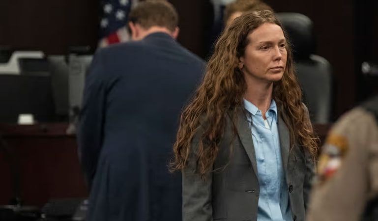 Кейтлин Армстронг покидает суд в Остине после того, как получила 90-летний срок заключения Кейтлин Армстронг покидает суд в Остине после того, как получила 90-летний срок заключения