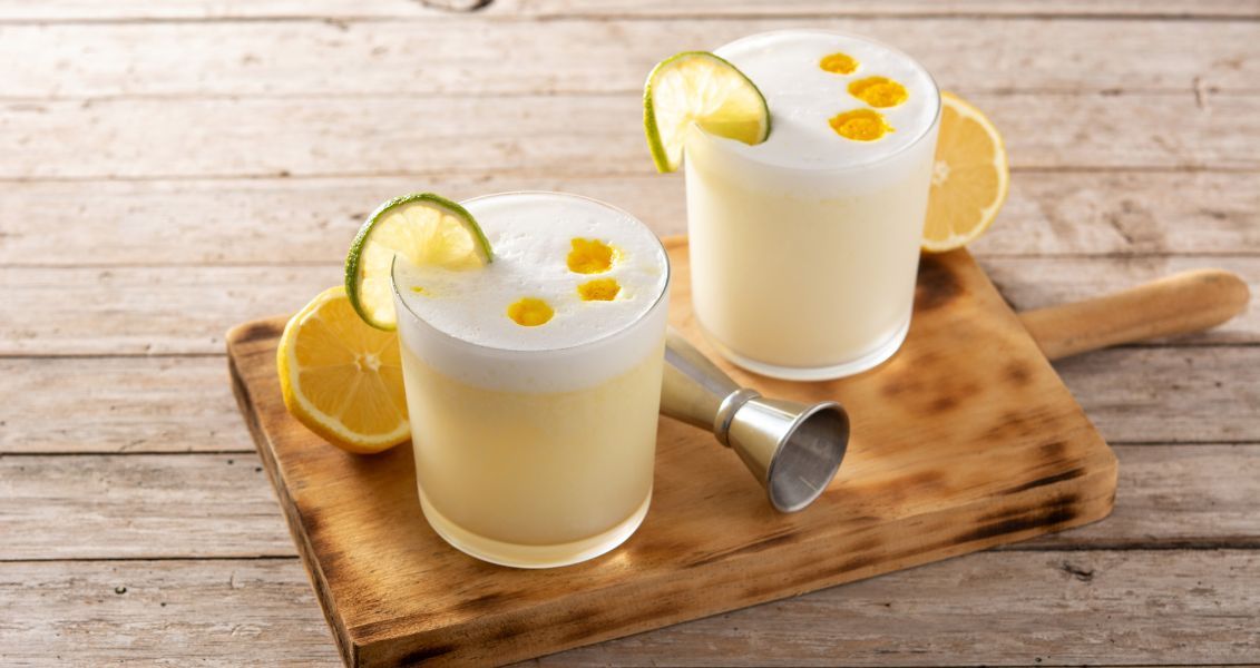 Коктейль являє собою суміш Піско, лимонного соку, яєчного білка, простого сиропу та біттерів (гірких настоянок) Коктейль являє собою суміш Піско, лимонного соку, яєчного білка, простого сиропу та біттерів (гірких настоянок)