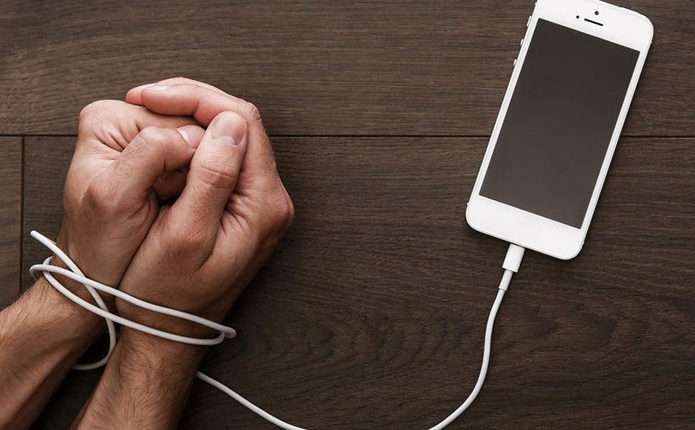 Всемирный день без мобильного телефона призывает на время отказаться от использования любых гаджетов. А это значит общаться с живыми людьми, а не с аватарами